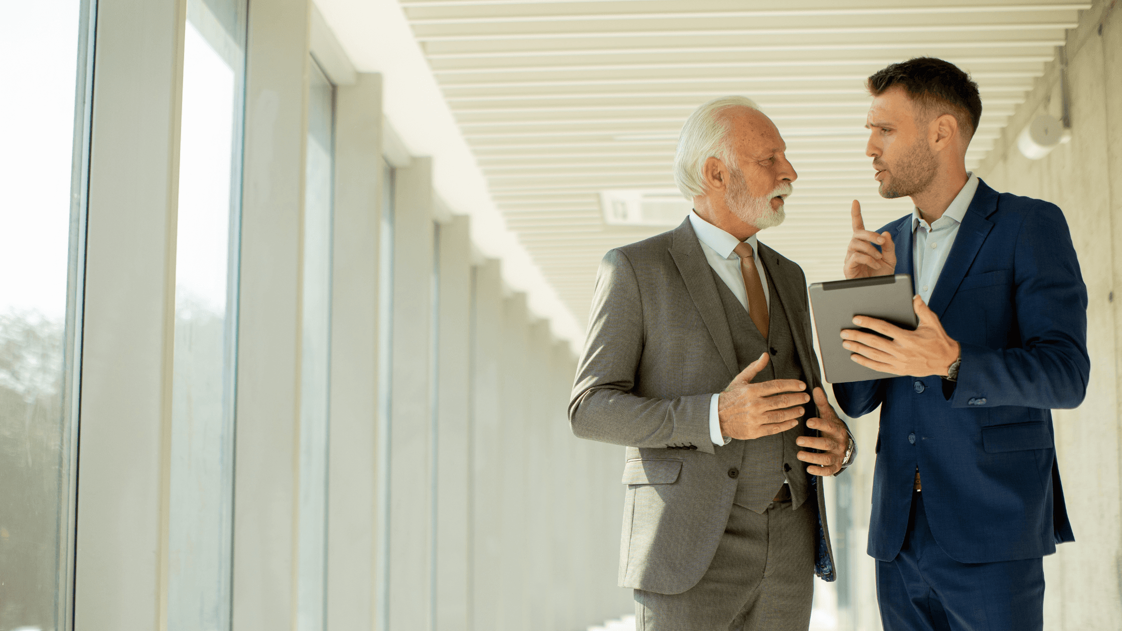 Junger Mann bespricht Themen mit Chef