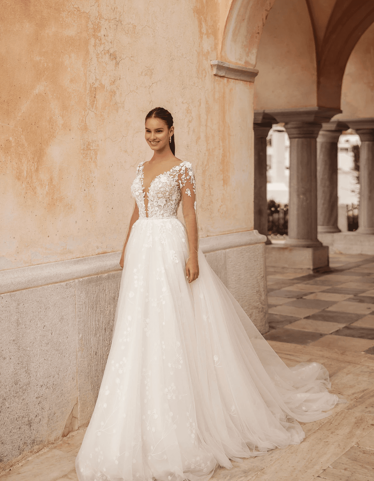 Prinzessin Brautkleid mit Spitzenoberteil, langen Ärmeln und weich fallendem Tüllrock
