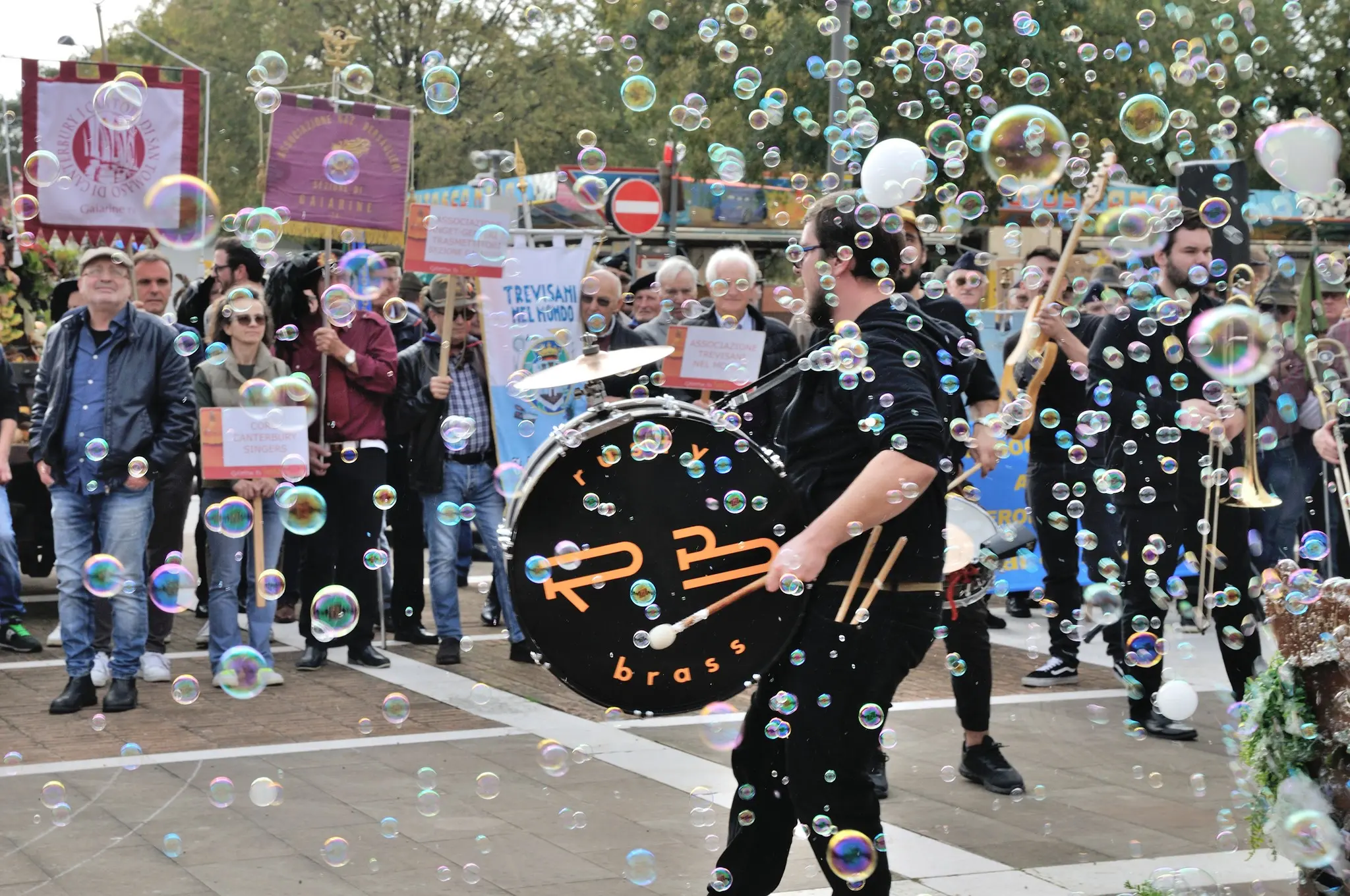 Banda con bolle e pubblico