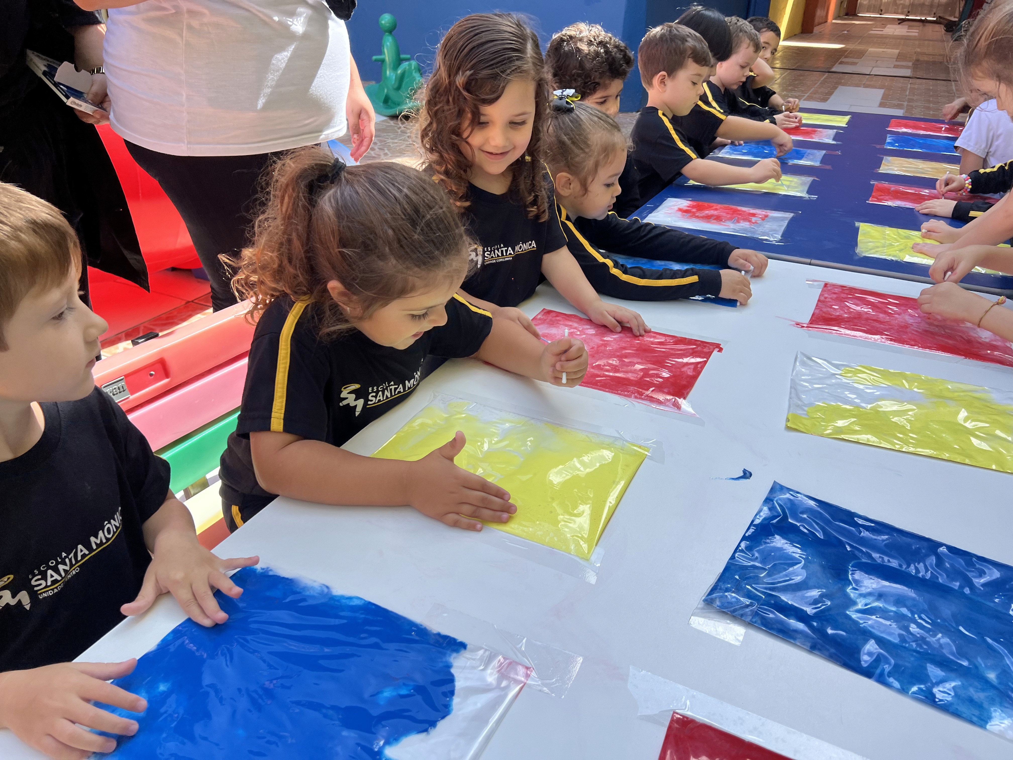 Alunos do Jardim II da Escola Santa Mônica participam de atividade do projeto Astroalfa explorando a letra A.