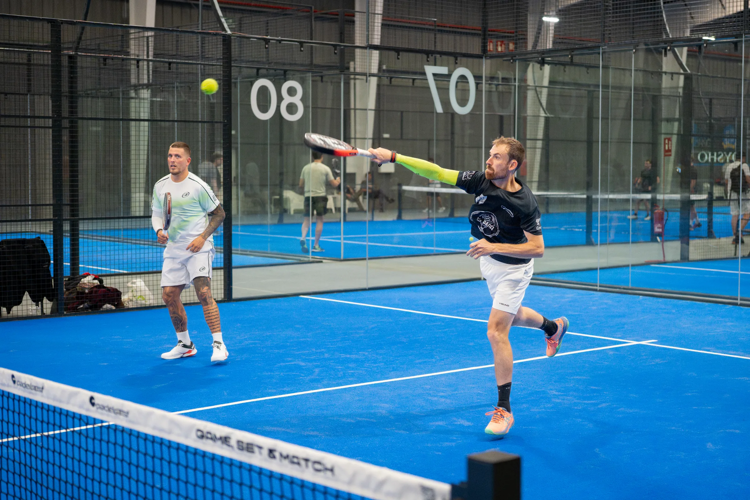 Ataque al cristal posterior en el Oysho Smash Padel Open, fotografía pádel indoor Gavà 2026