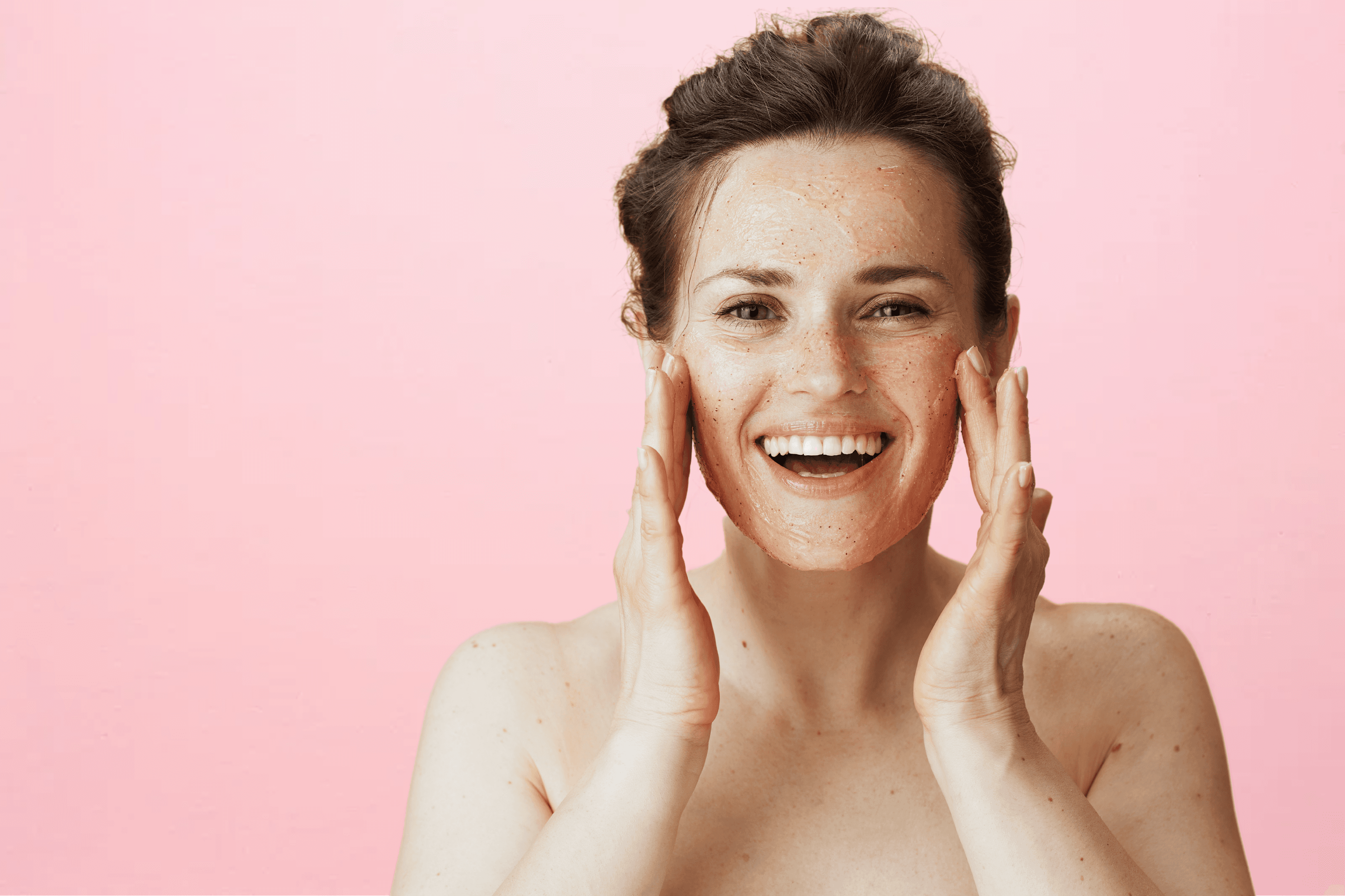 Kobieta po rozświetlającym zabiegu Dermalogica, gładka i promienna skóra twarzy.