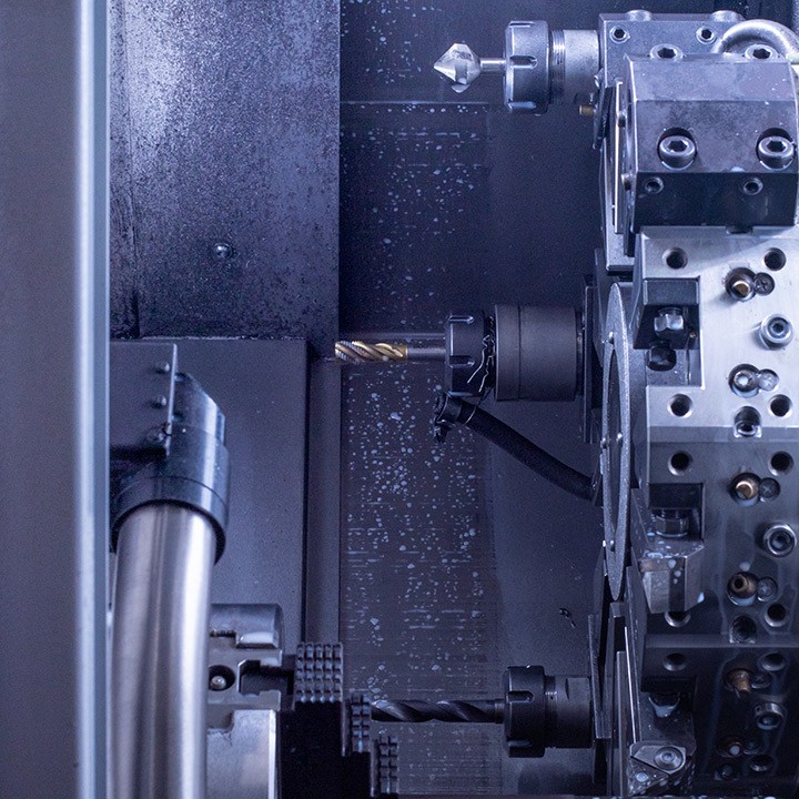 Szczegółowy widok na nowoczesną maszynę do obróbki metalu z wiertłem.  Precyzyjna obróbka, narzędzia przemysłowe.