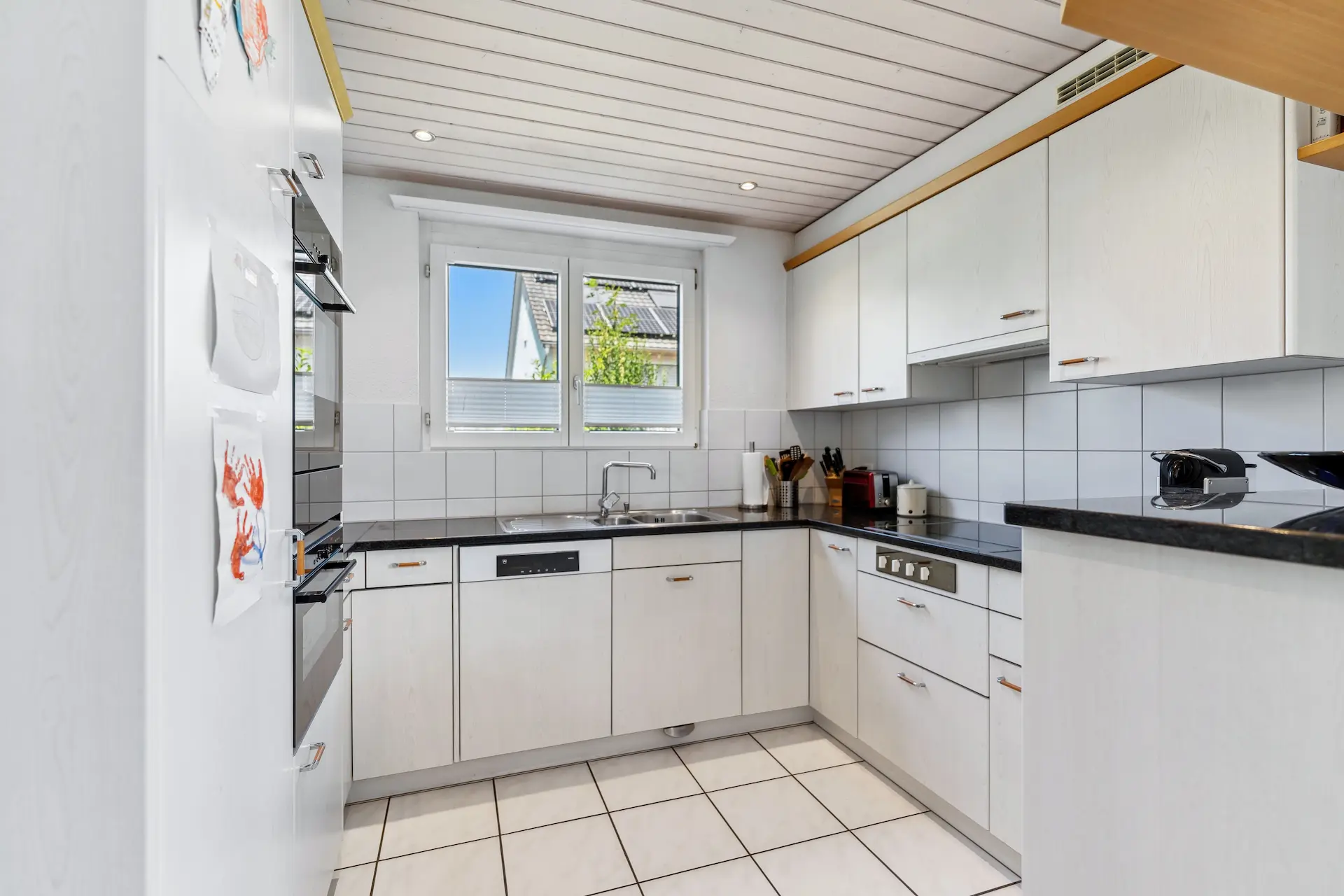 Klassische Küche in weissem Design mit charmantem Baustil der 80er und 90er Jahre