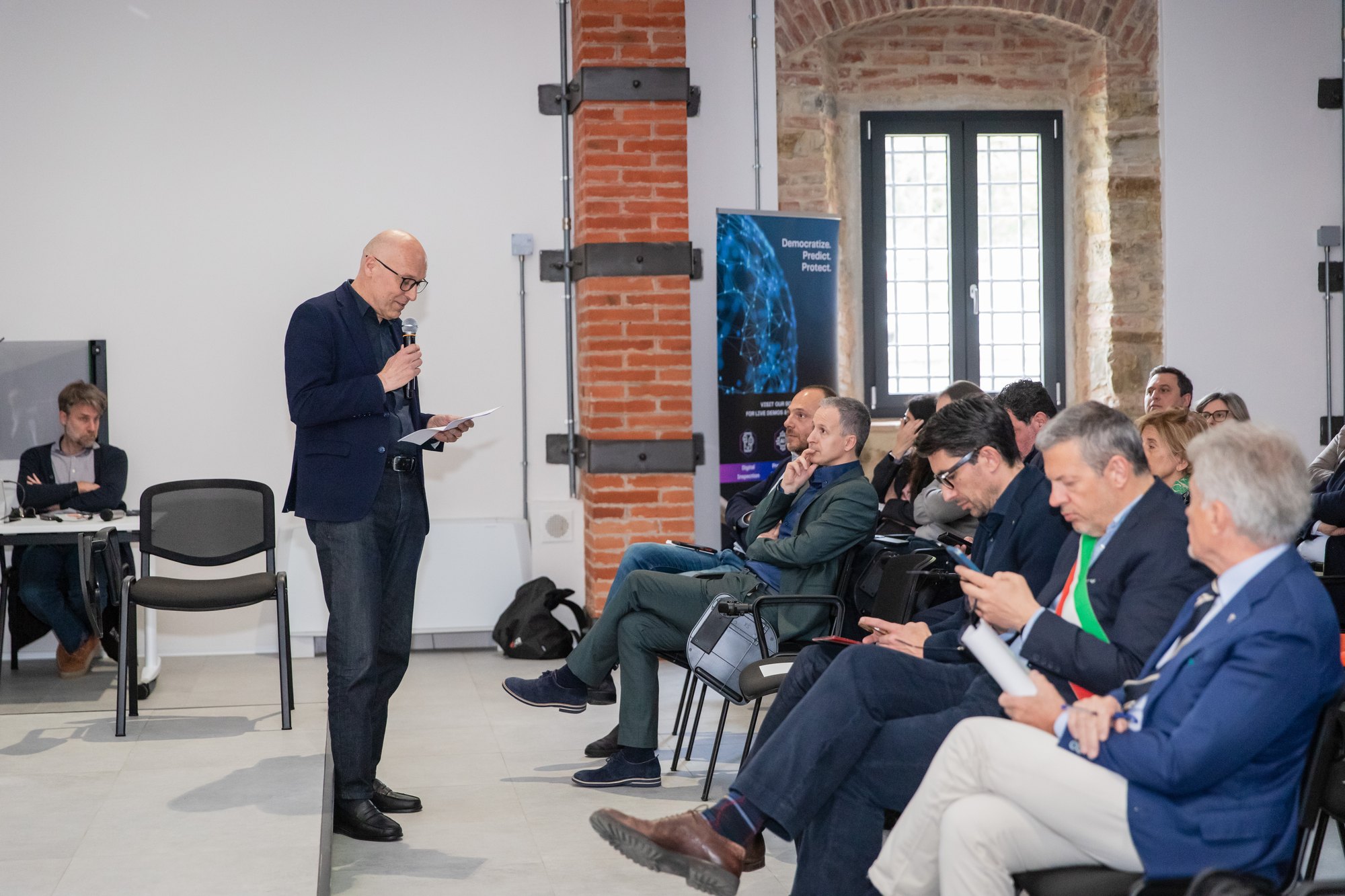 Il giornalista Gianluca Baccani modera la tavola rotonda