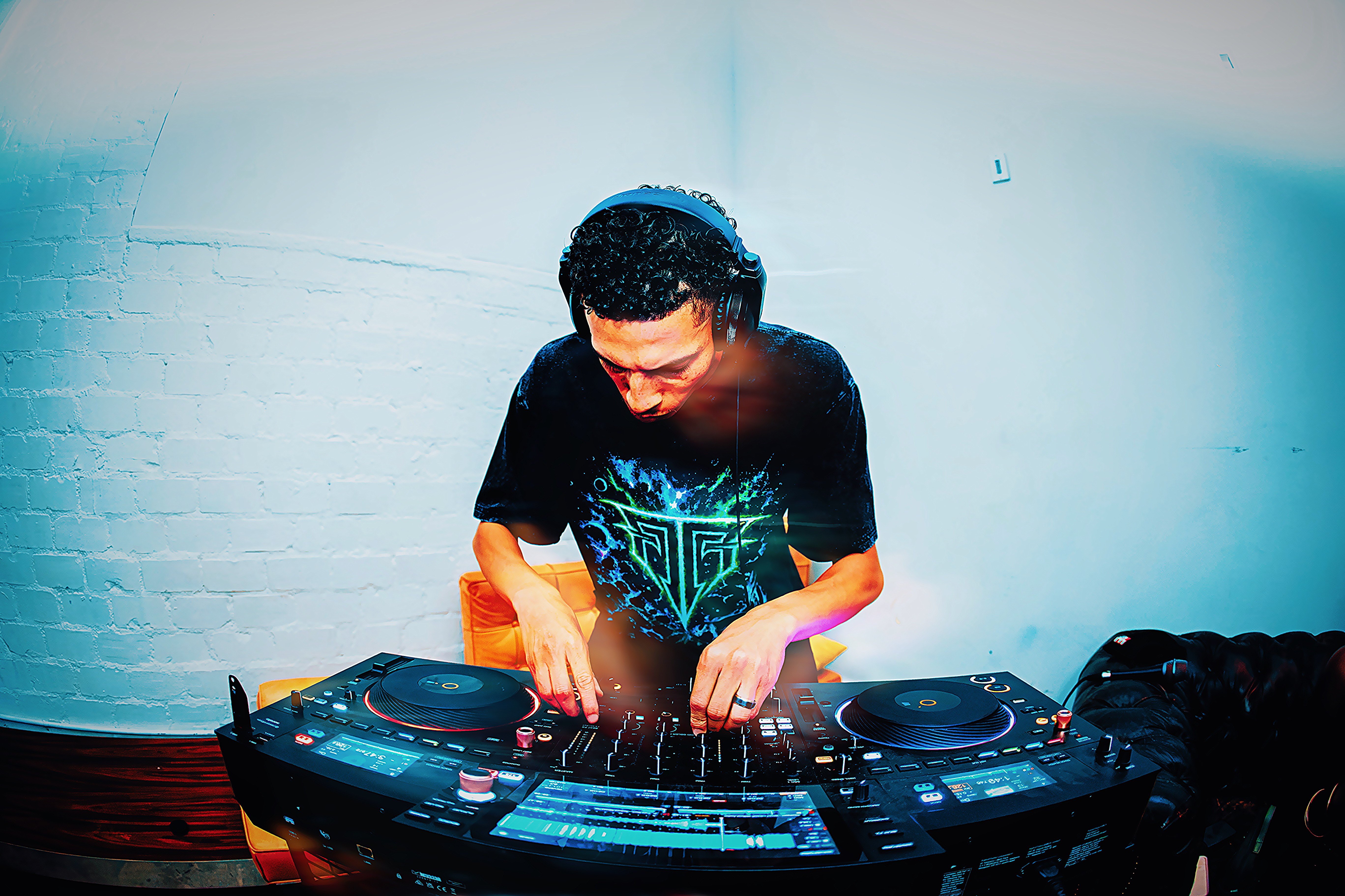 ForThaThrill performing live at District 7