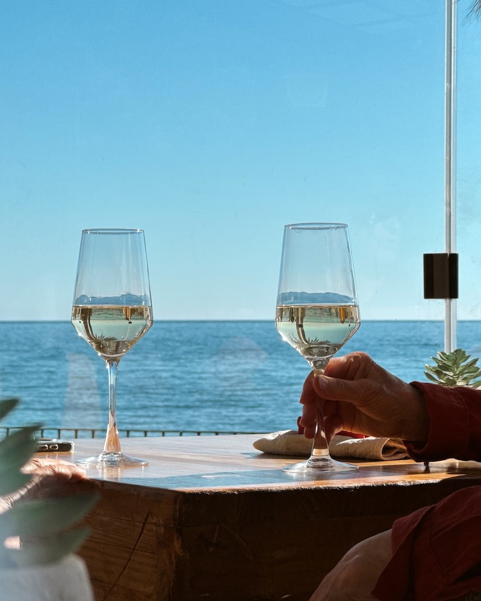 Лагерь в горах с эндуро мотоциклами