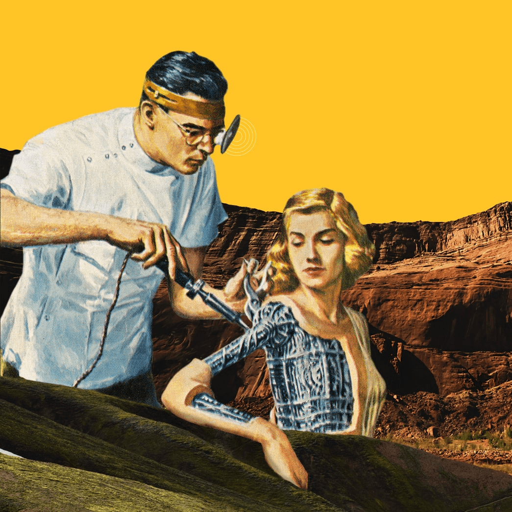 Cirujano examinando brazo robótico en un paisaje desértico con fondo amarillo brillante.