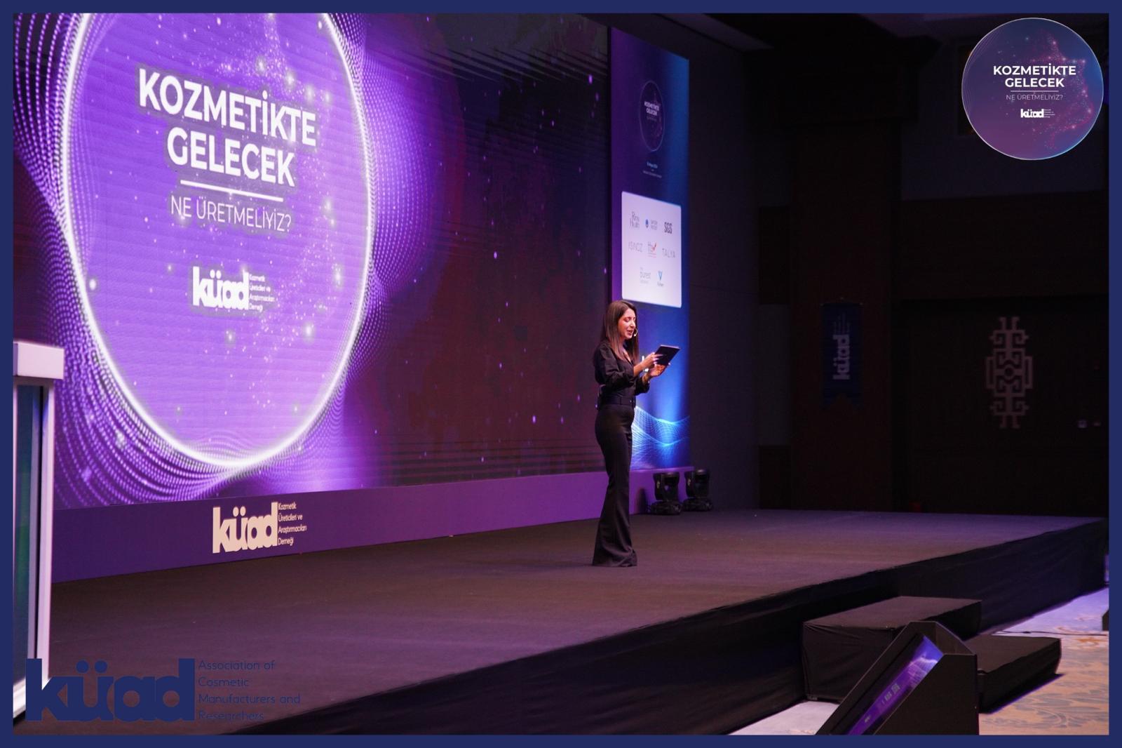 KÜAD etkinliği sahne fotoğrafı