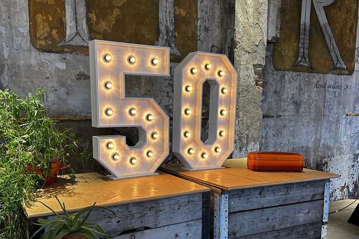 Lichtletters verjaardag. Voorbeeld van 2 lichtcijfers, op deze foto staat 50.