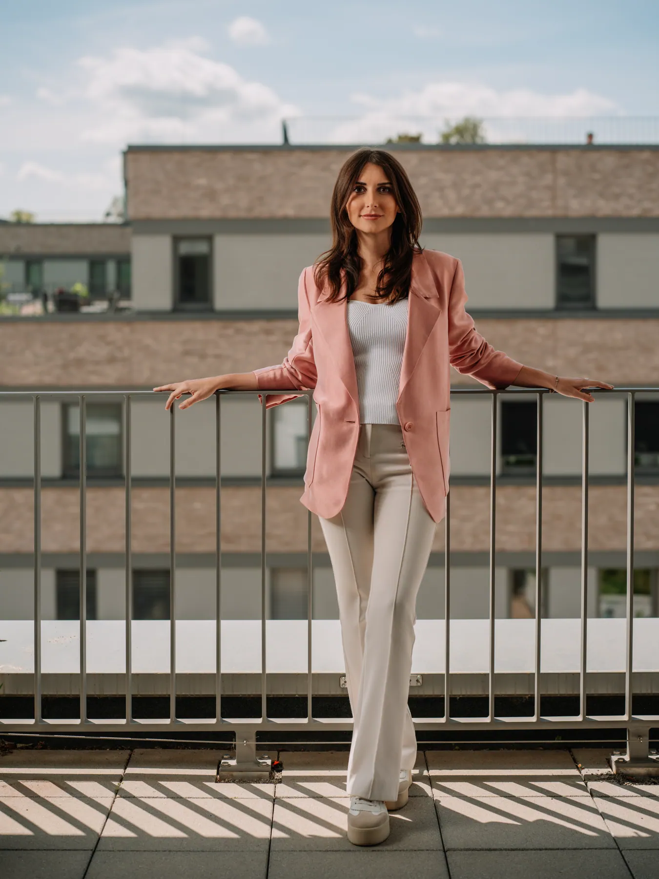 Businessporträt auf der Dachterrasse, offene Haltung