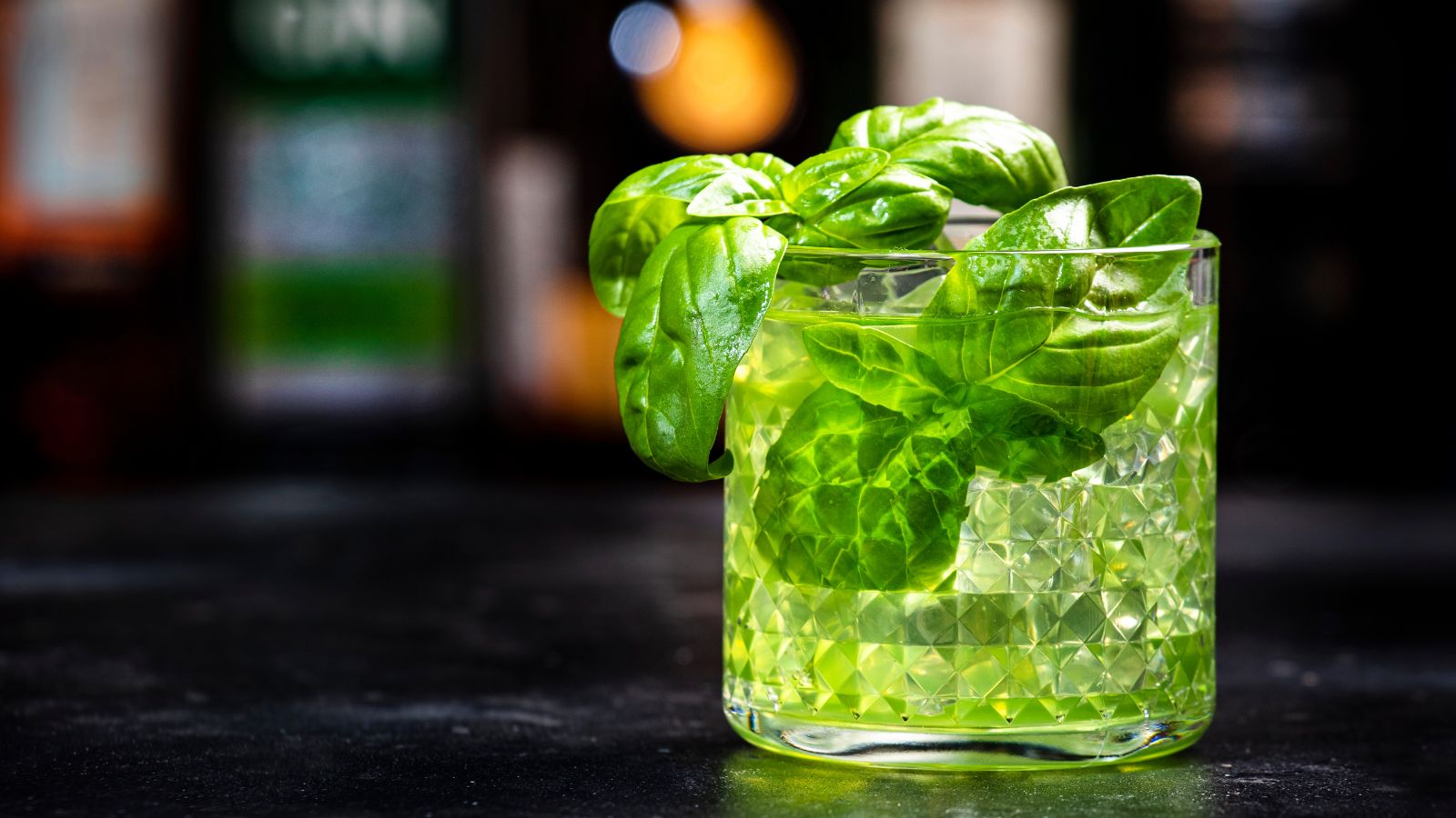 Gin Basil Smash richtig shaken – frischer Kräuter-Cocktail ohne Muddeln