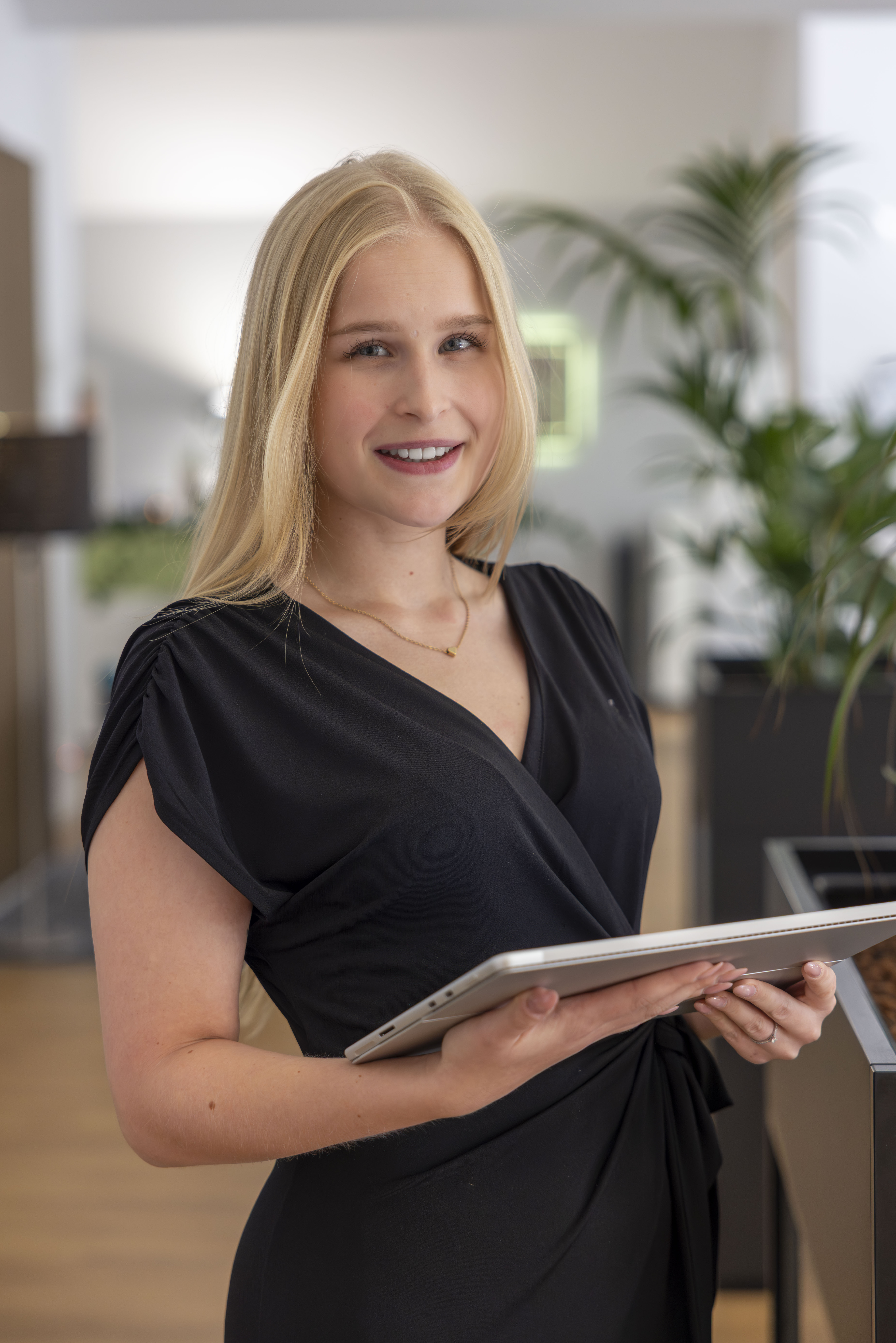 Mitarbeiterin von VID-Immobilien bei der Arbeit, dokumentiert im Projekt von Blackbone