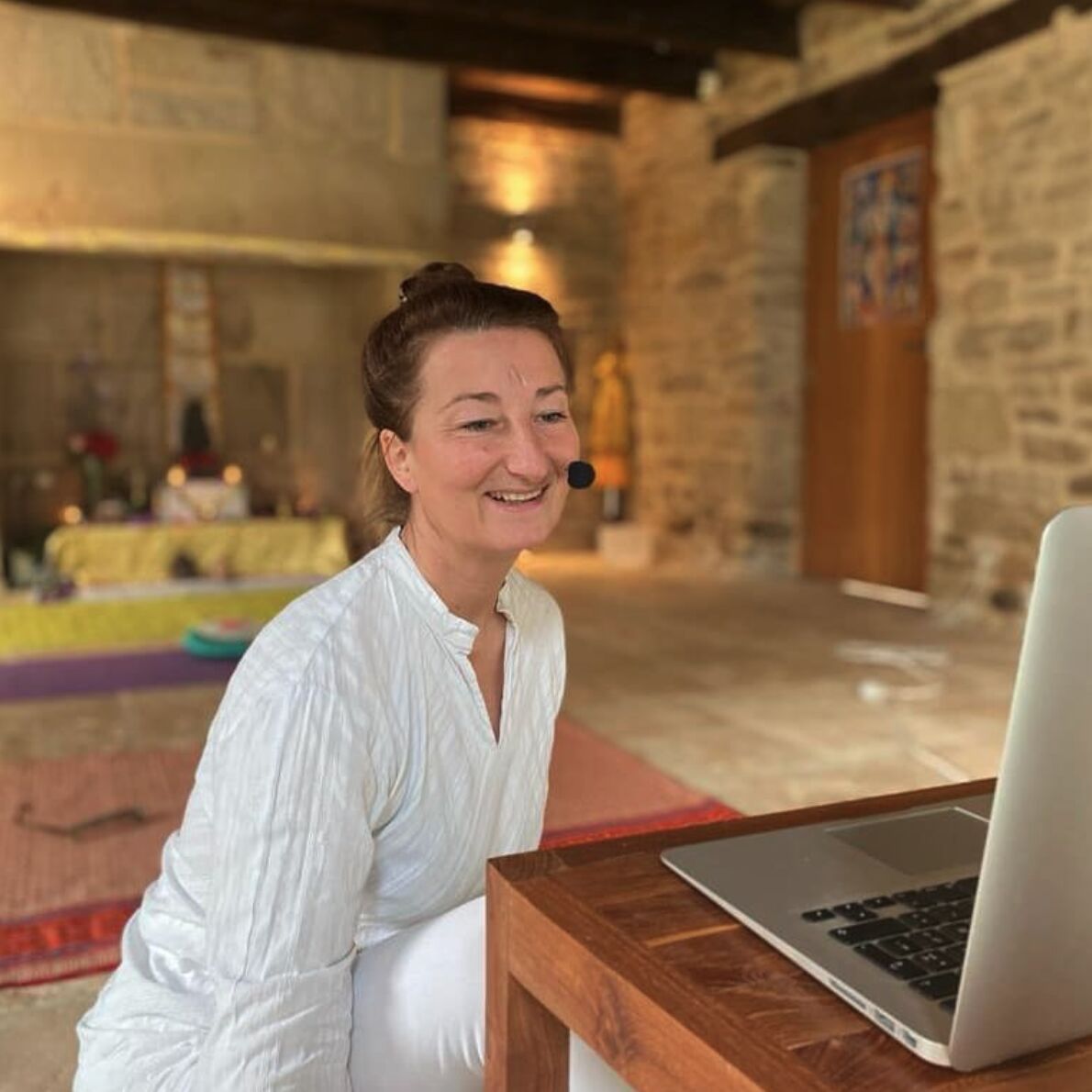 Audrey Fiorini de face portant un micro