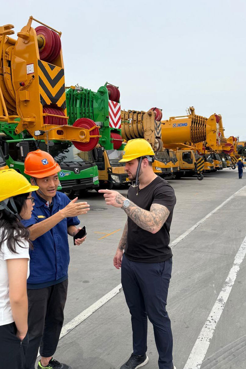 El equipo de Vialbal charlando con los vendedores de XCMG en su viaje a China.