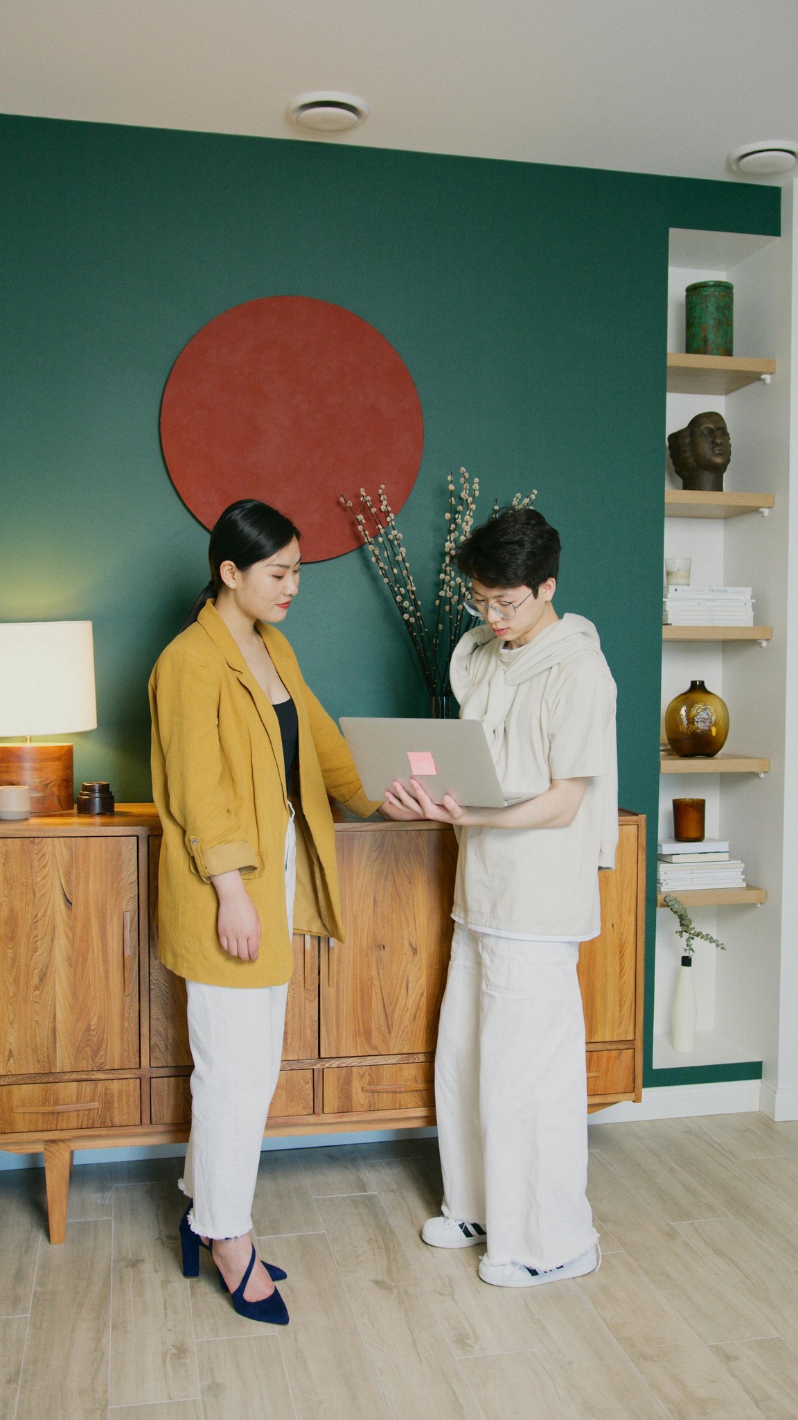 Teenager consuting a therapist New York