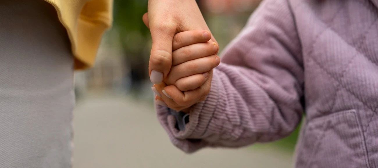 Photo femme tenant la main de son enfant