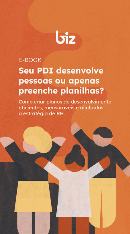 Três pessoas conversam ao ar livre, cercadas por plantas verdes e uma atmosfera relaxante.