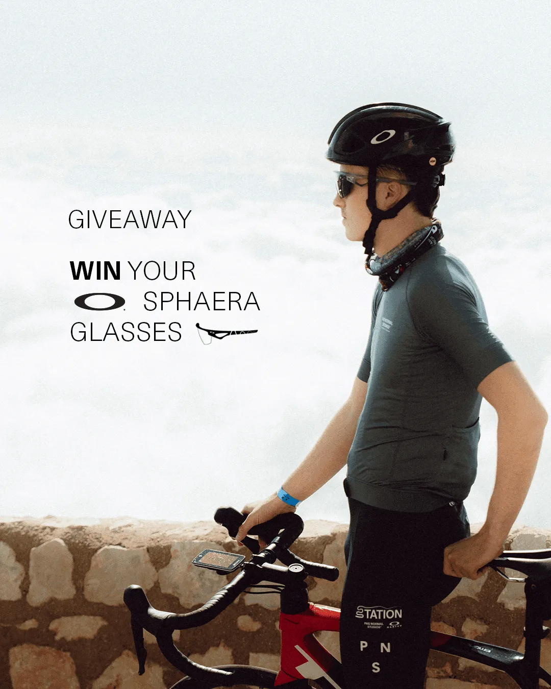 Mise en valeur produit des lunettes de soleil cyclisme Oakley et création d'assets de jeux-concours.