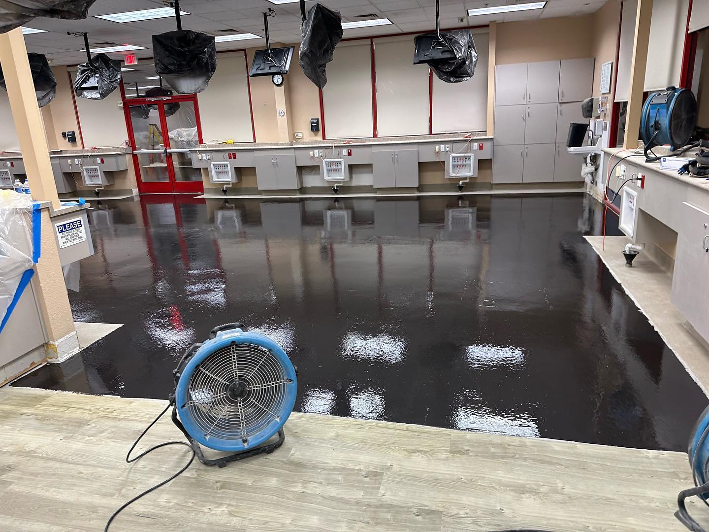 Sealed slab drying under air movers before the next stage