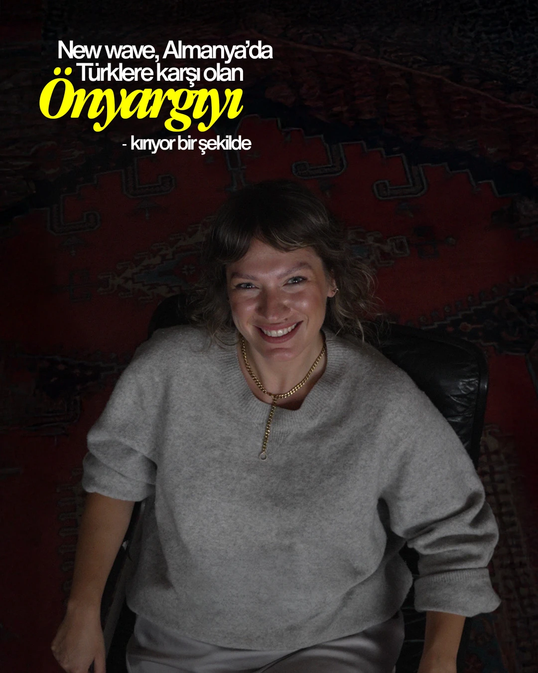 Gülümseyen şarkıcı Didem Özek portresi üzerinde New wave Almanya'da Türklere karşı olan Önyargıyı yıkıyor yazısı.