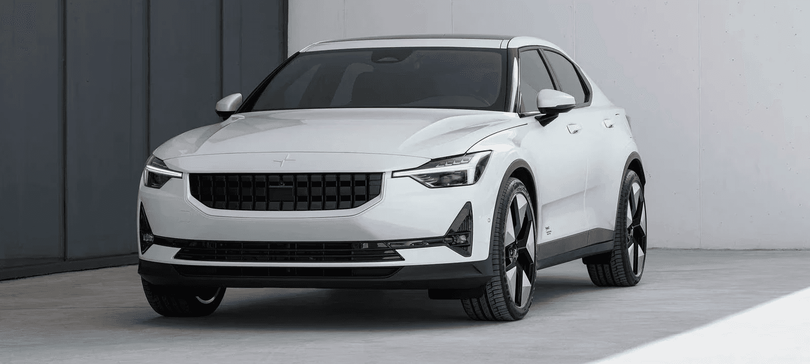 Polestar 2 grise en extérieur, berline électrique crossover vue de face dans un environnement contemporain