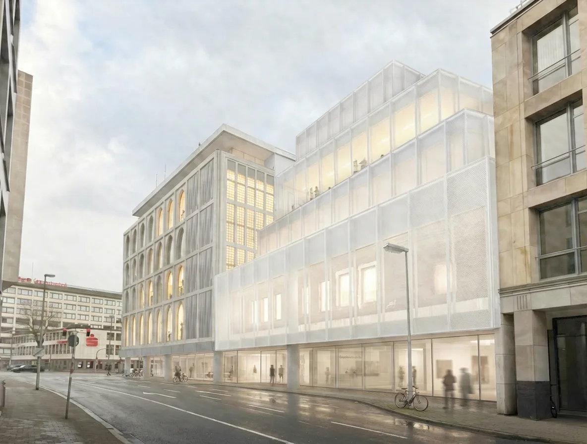 Zweigeschossiges Wohngebäude mit Klinkerfassade, großen Fenstern und Balkonen vor blauem Himmel