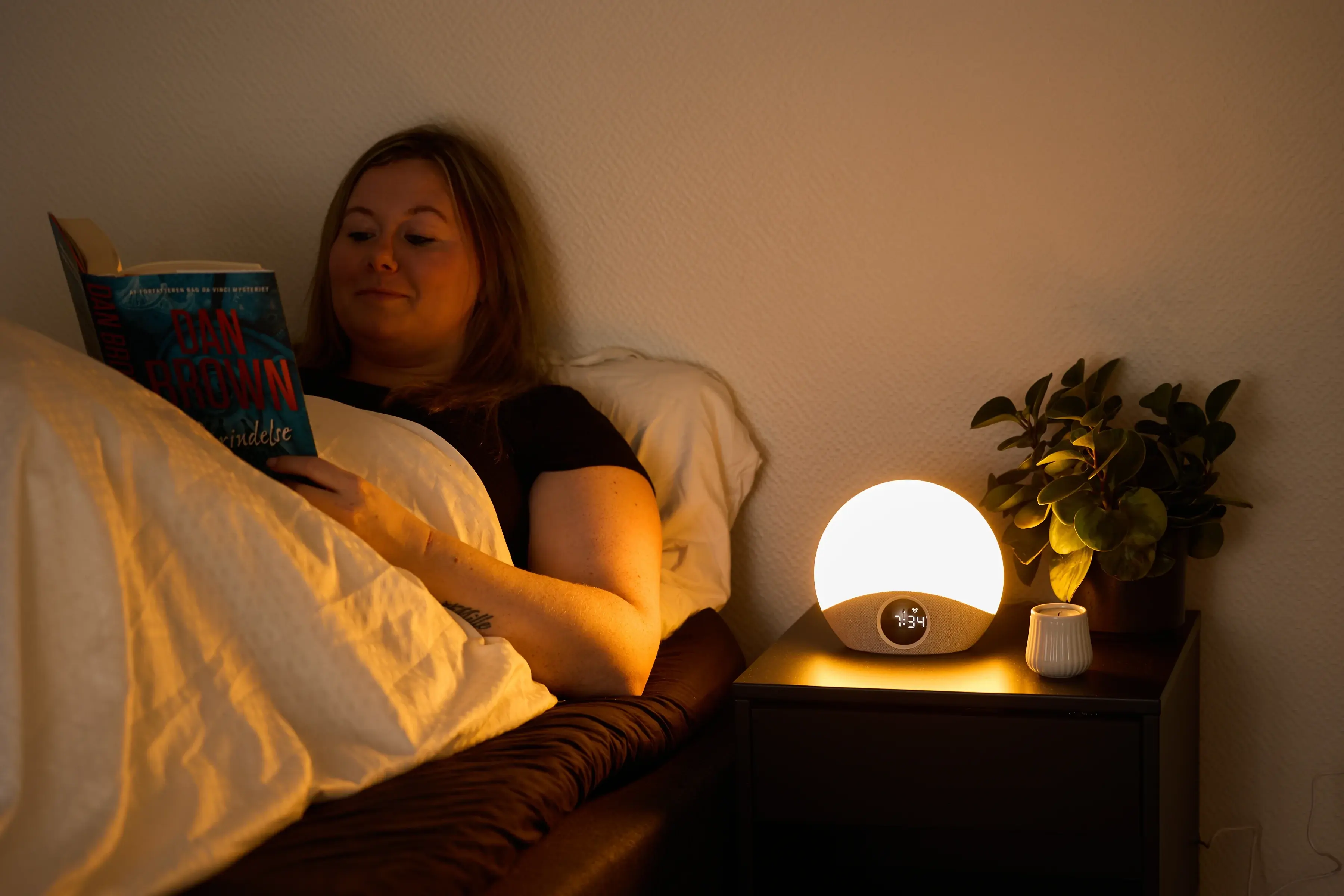 Wakelight Solaris Sunrise solopgangsvækkeur med varmt lys på natbord