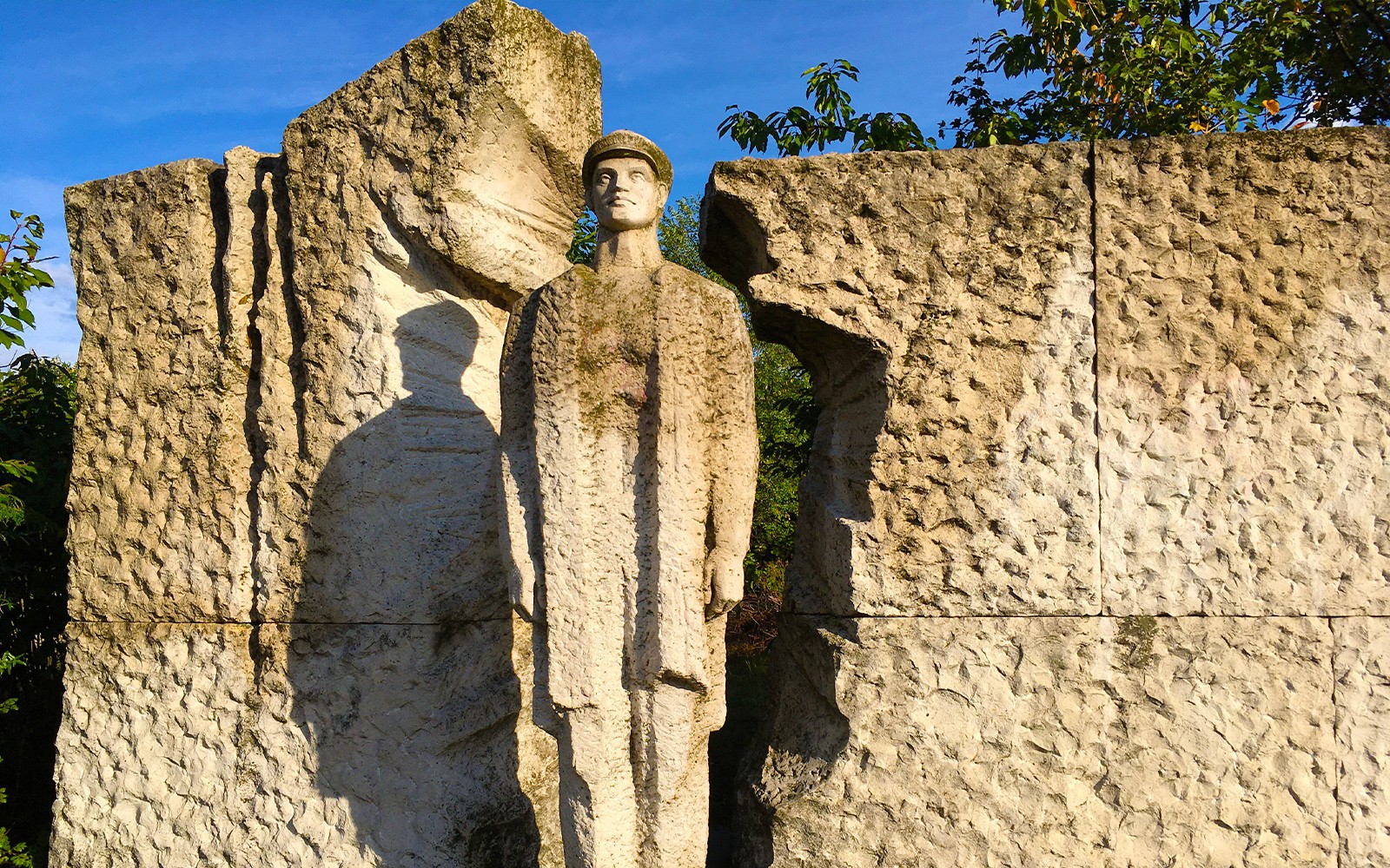 Styttan af hermanni í Minnisgarðinum í Búdapest, umkringd áferðarsteinum.