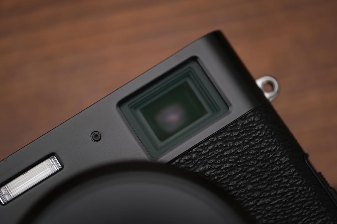 Visor de la Fujifilm X100V visto de cerca, junto al flash