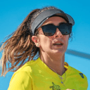 aluno da pro elite assessoria feliz com uma medalha no peito