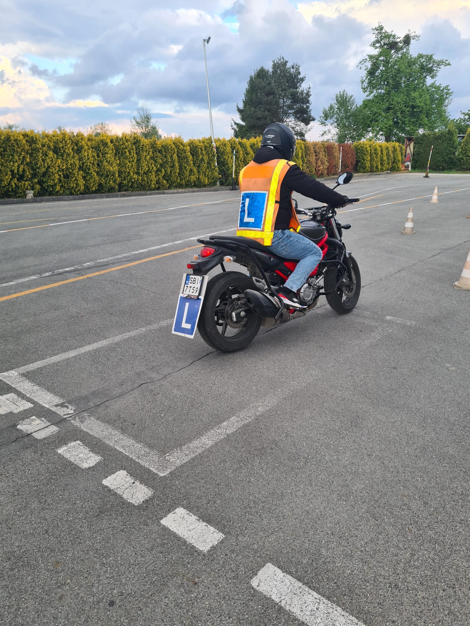Kurs prawa jazdy kategorii A w CKZ Cypcer, skierowany do przyszłych motocyklistów, z profesjonalnym przygotowaniem do egzaminu.