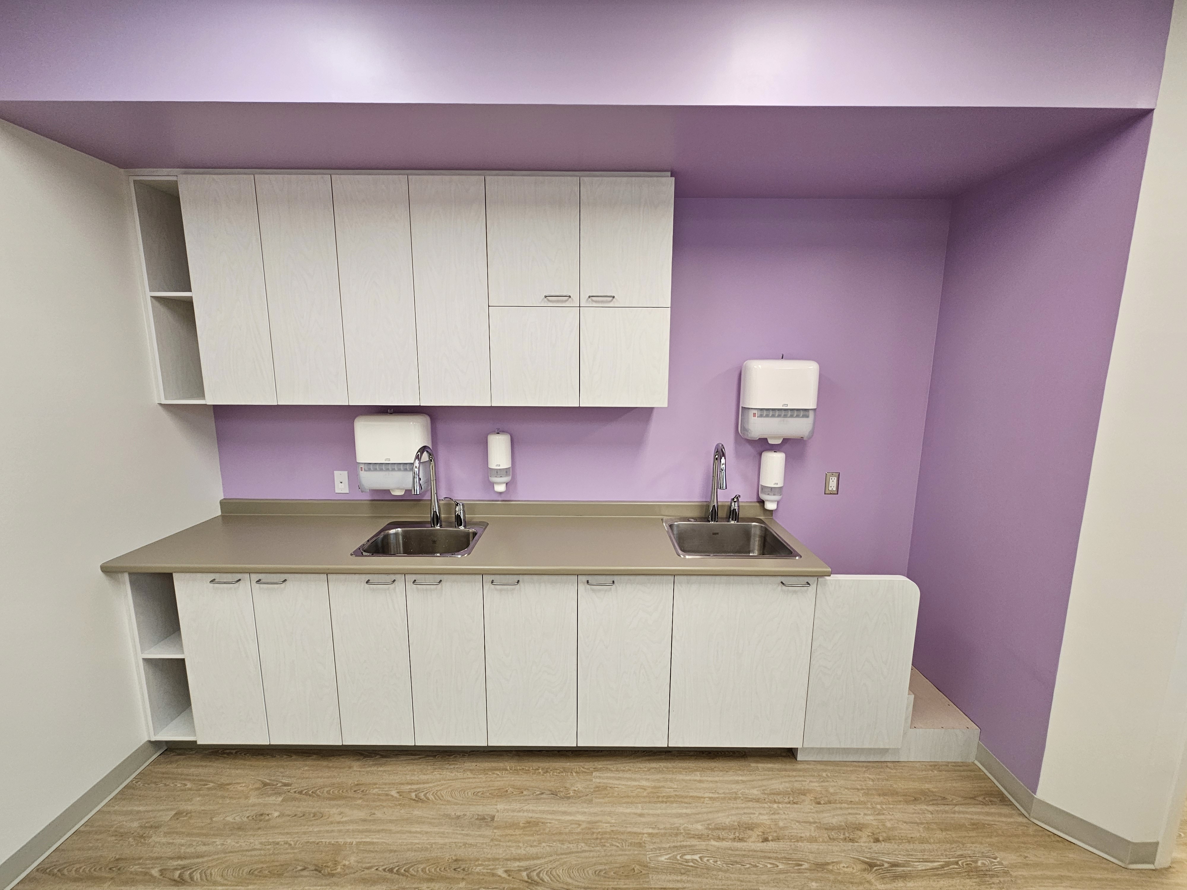 Mur de pierre dans la nouvelle succursale de Chaussures Fillion