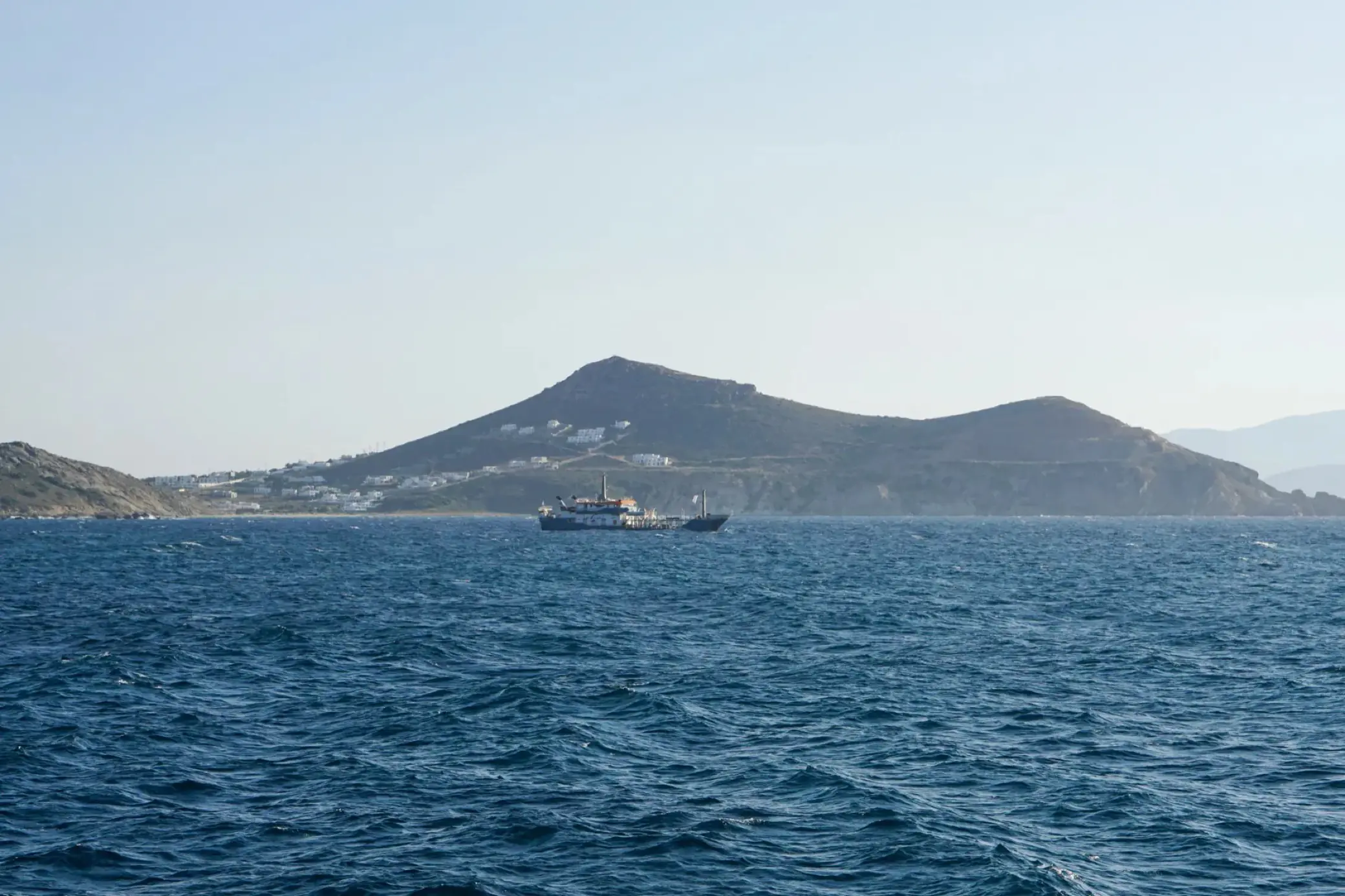 Un bateau naviguant le long de la côte de Naxos, dans les Cyclades