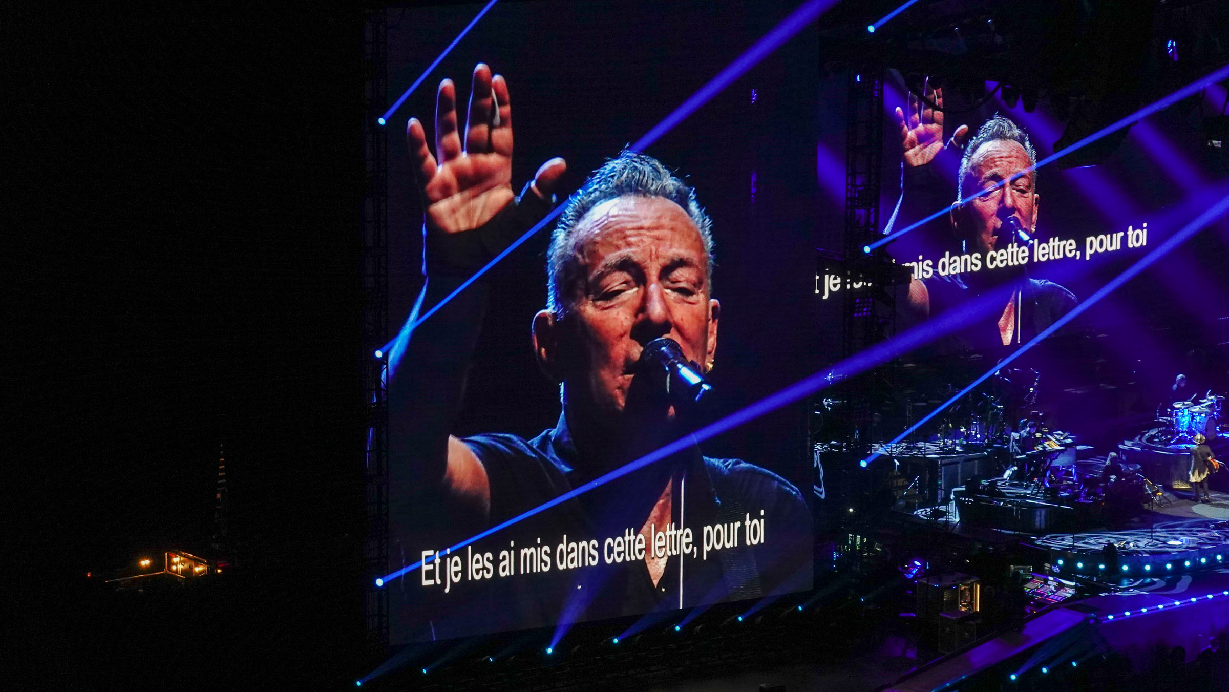 Bruce Springsteen en gros plan sur écran géant, sous-titres français, La Défense Arena