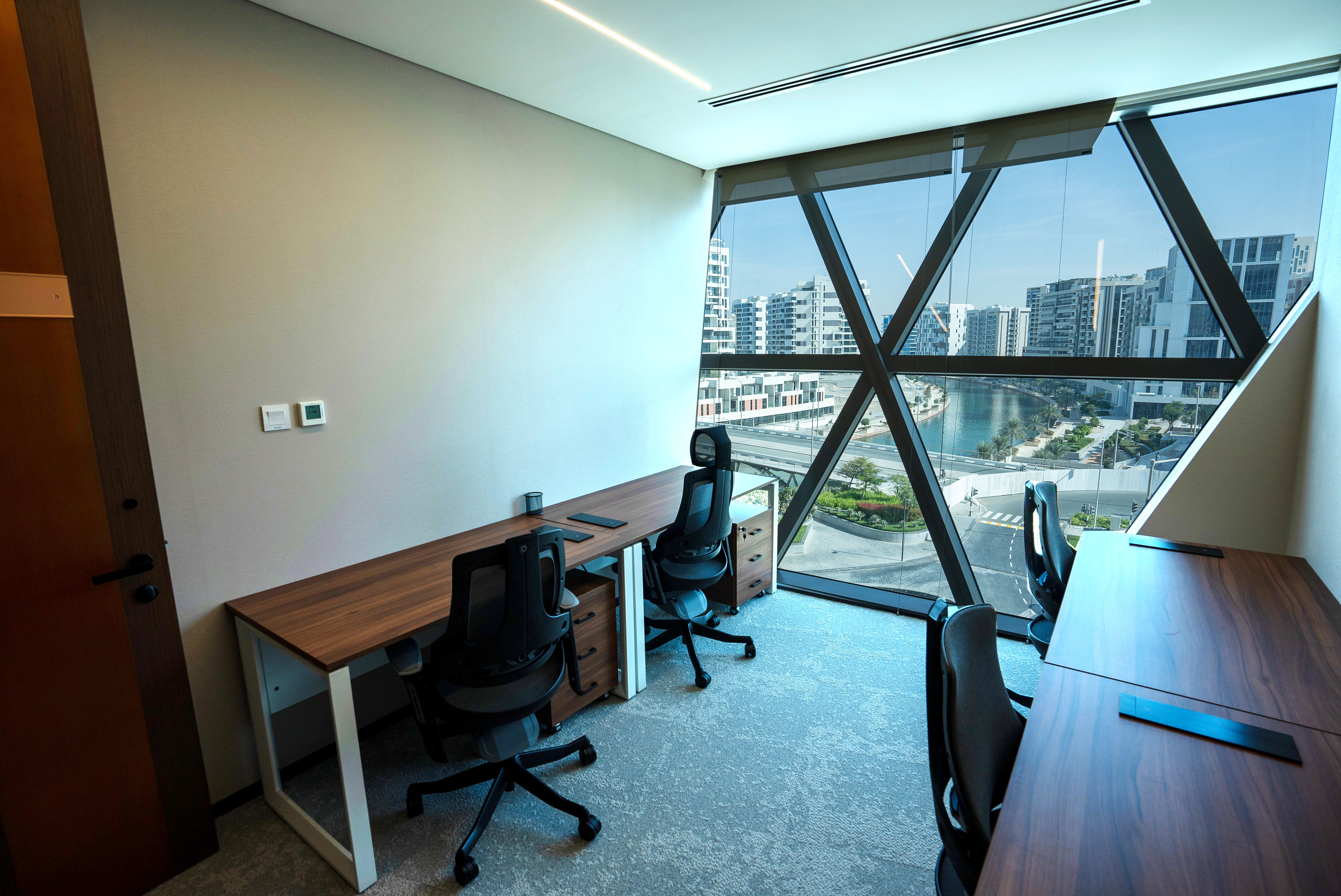 مساحات عمل للإيجار بتصميم عصري يعزز التواصل والإبداع بين الفرق