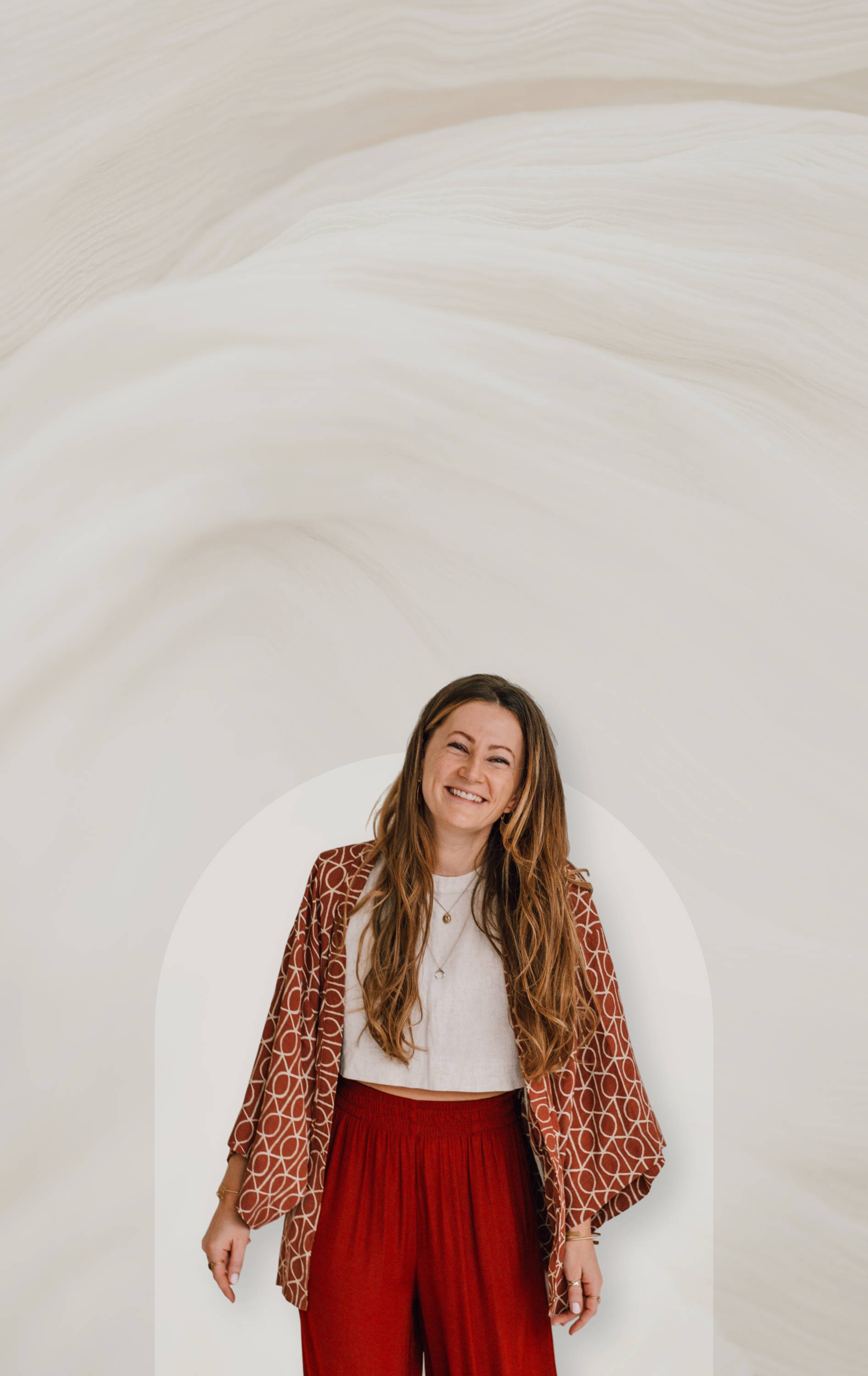 Franzi vor abstraktem Hintergrund