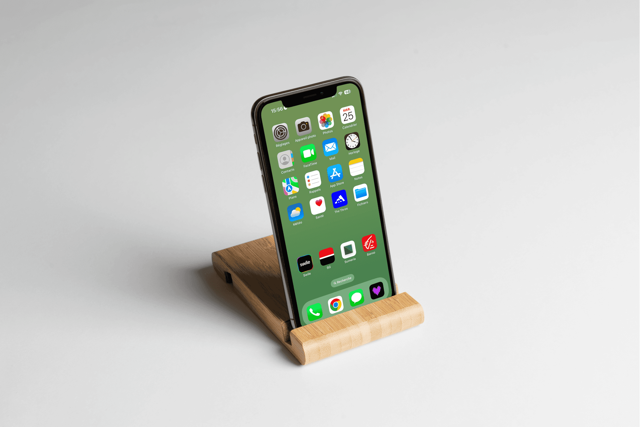 Mise en situation (mockup) du site web de Villa Wassim Marrakech, affiché sur un ordinateur portable MacBook Pro sur un bureau en bois. La page présente la section 'Activités et les alentours', avec un grand visuel de la région de Ouarzazate (paysage désertique, casbah) et le titre 'The Gateway To The Desert'. La mise en page est propre, minimaliste et haut de gamme, utilisant les polices Serif et Sans Serif de la charte graphique. Cette image démontre la qualité de l'expérience utilisateur (UX) et le design épuré réalisé par Nux-Studio pour le site web de l'hôtel de luxe Villa Wassim, facilitant la découverte des activités et du voyage.