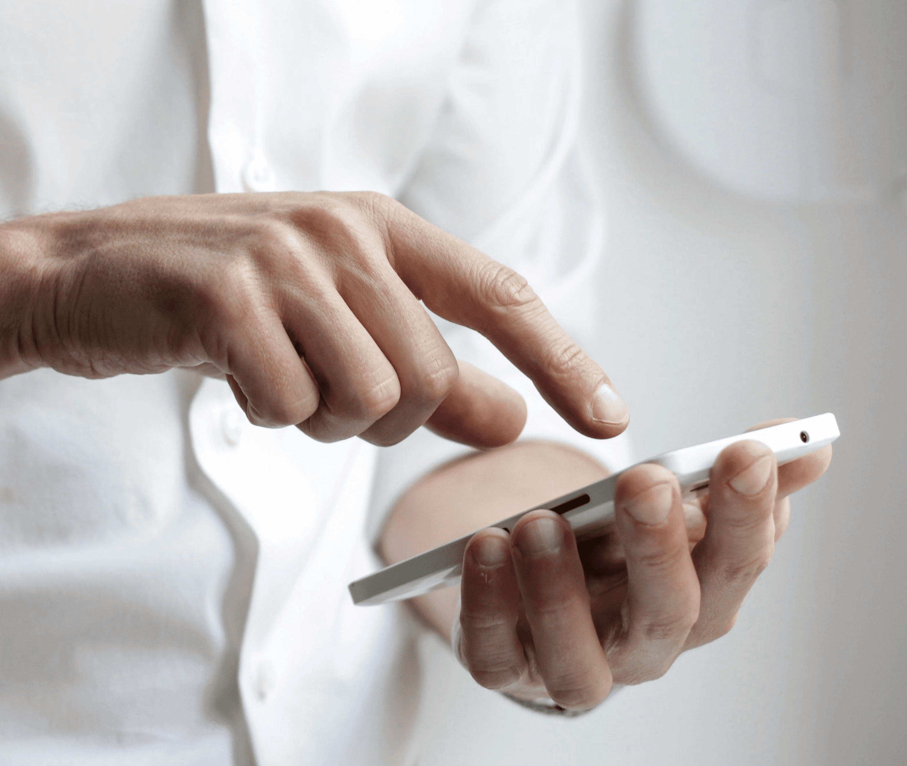 Person die ein iPhone in den Händen hält