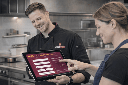 Fachleute nutzen DKA Coreflex auf einem Tablet in einer professionellen Küche