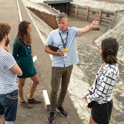 기념지 내 처형 장소에서의 작센하우젠 투어 그룹