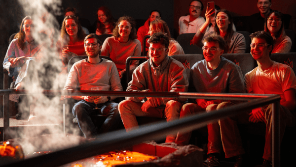 Un collier en obsidienne fait à la main, produit par Lava Show, exposé sur un buste noir. Réalisé à partir de véritable verre volcanique formé par un refroidissement rapide de la lave rhyolitique, cette pièce remarquable fait partie des produits exclusifs disponibles au Lava Show.