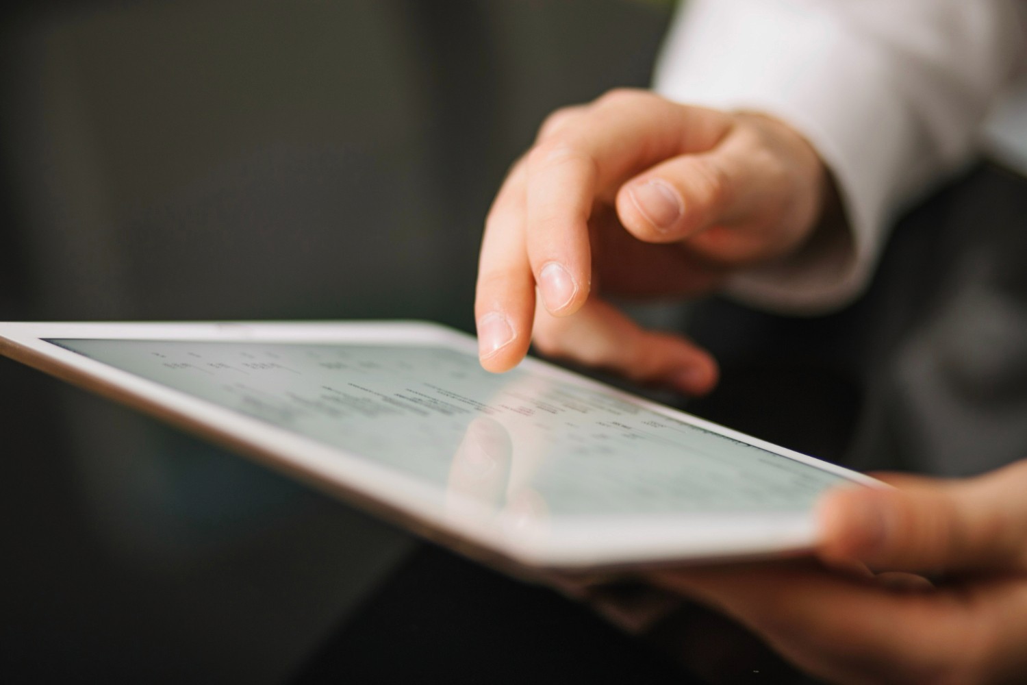 Servidor público analisando decreto municipal em tablet