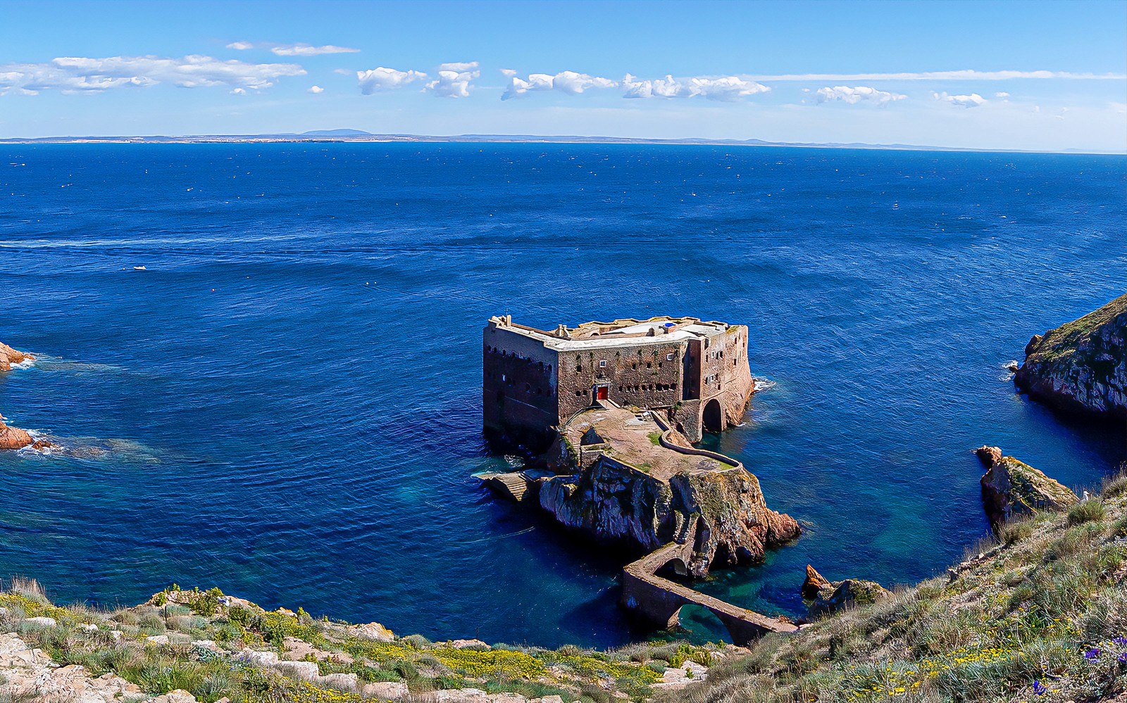 Fuerte de la Isla Berlenga Grande rodeado por un océano azul, parte del tour en barco de Lisboa.