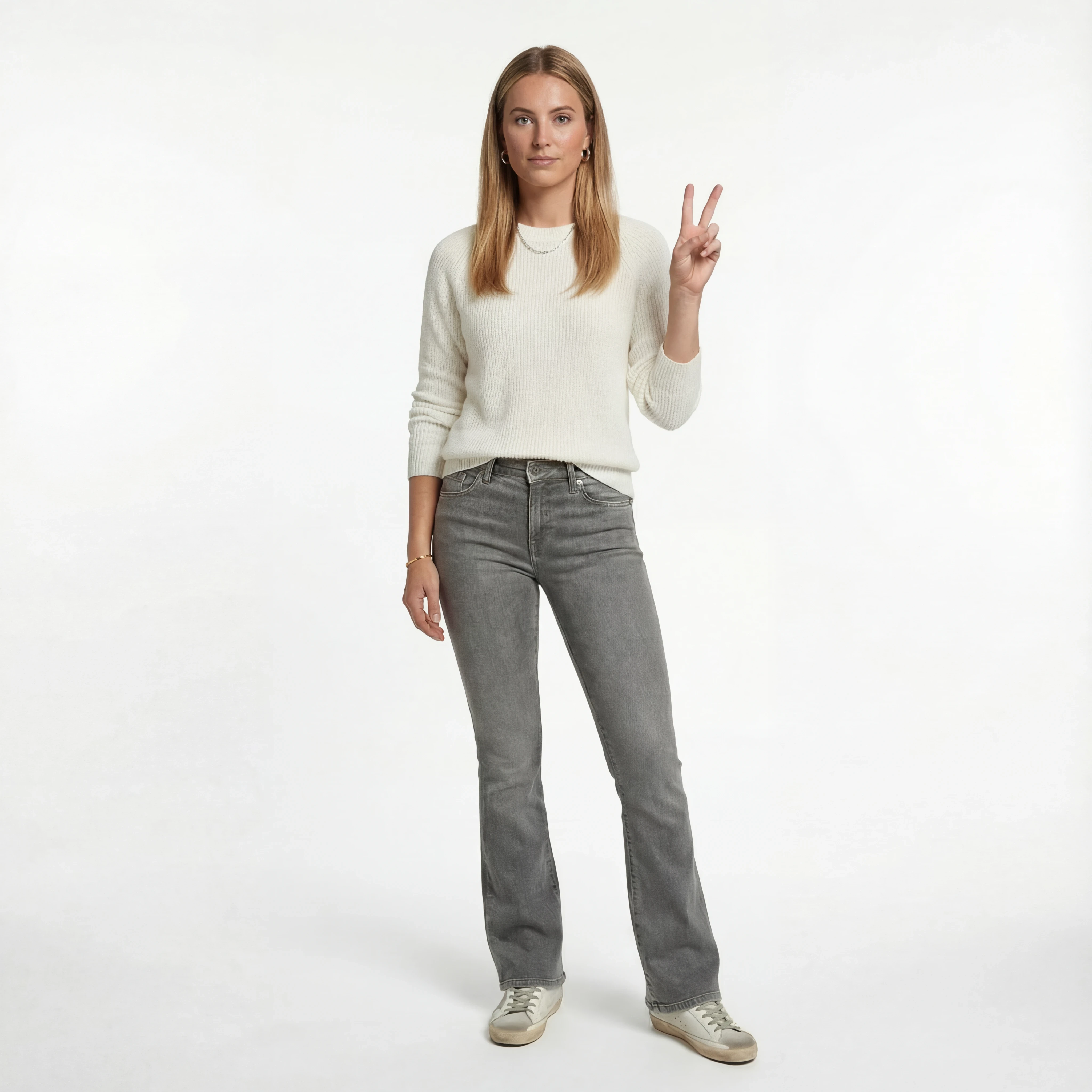 Frau im weißen Pullover mit Peace-Geste