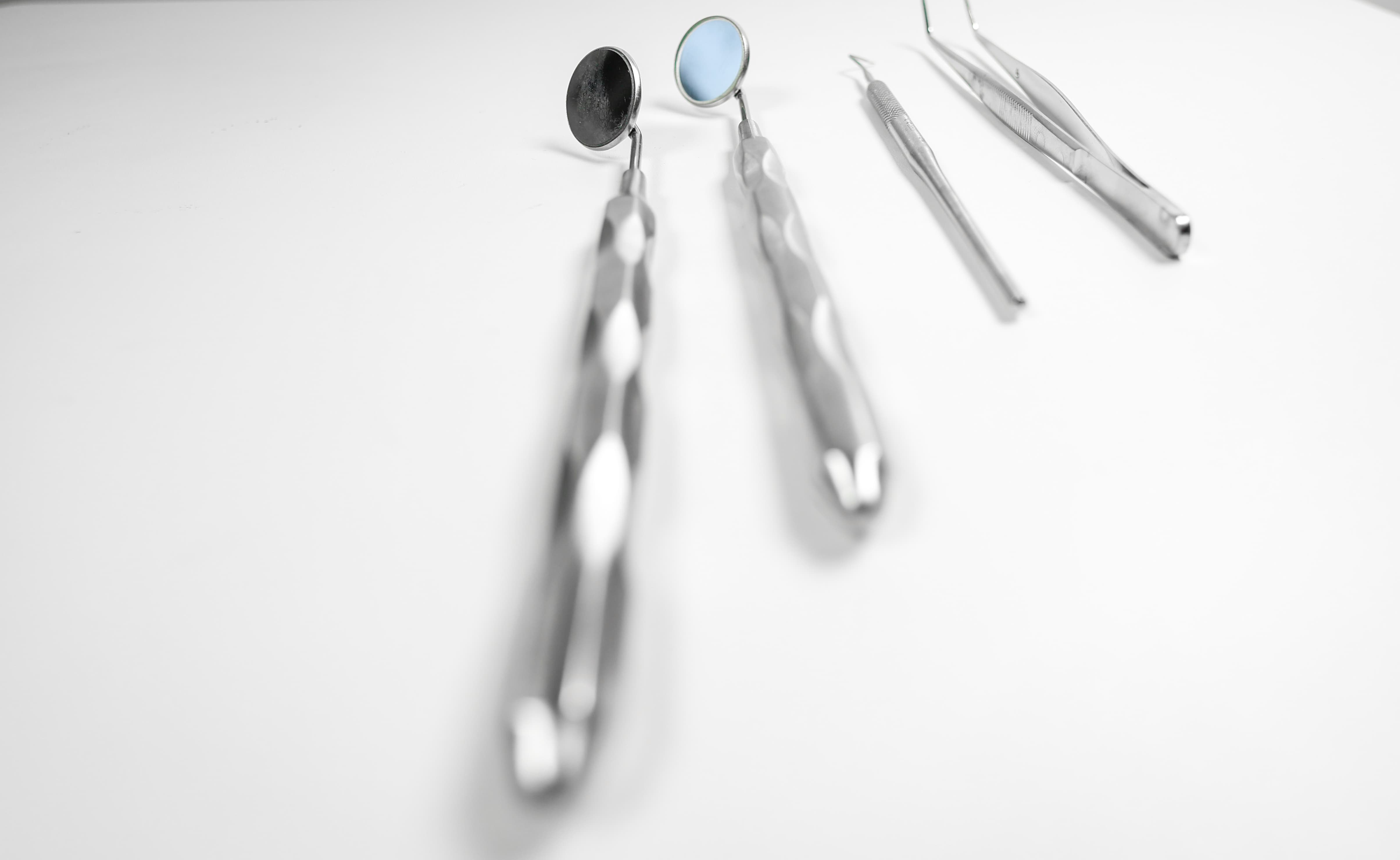 Weitwinkelaufnahme von Zahnbesteck