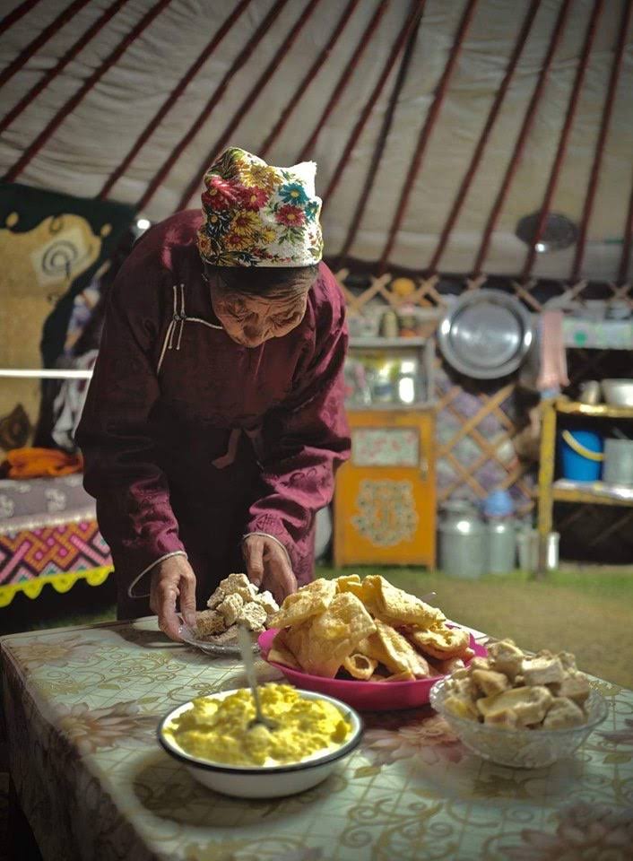 Ferris Wheel under blue skyu