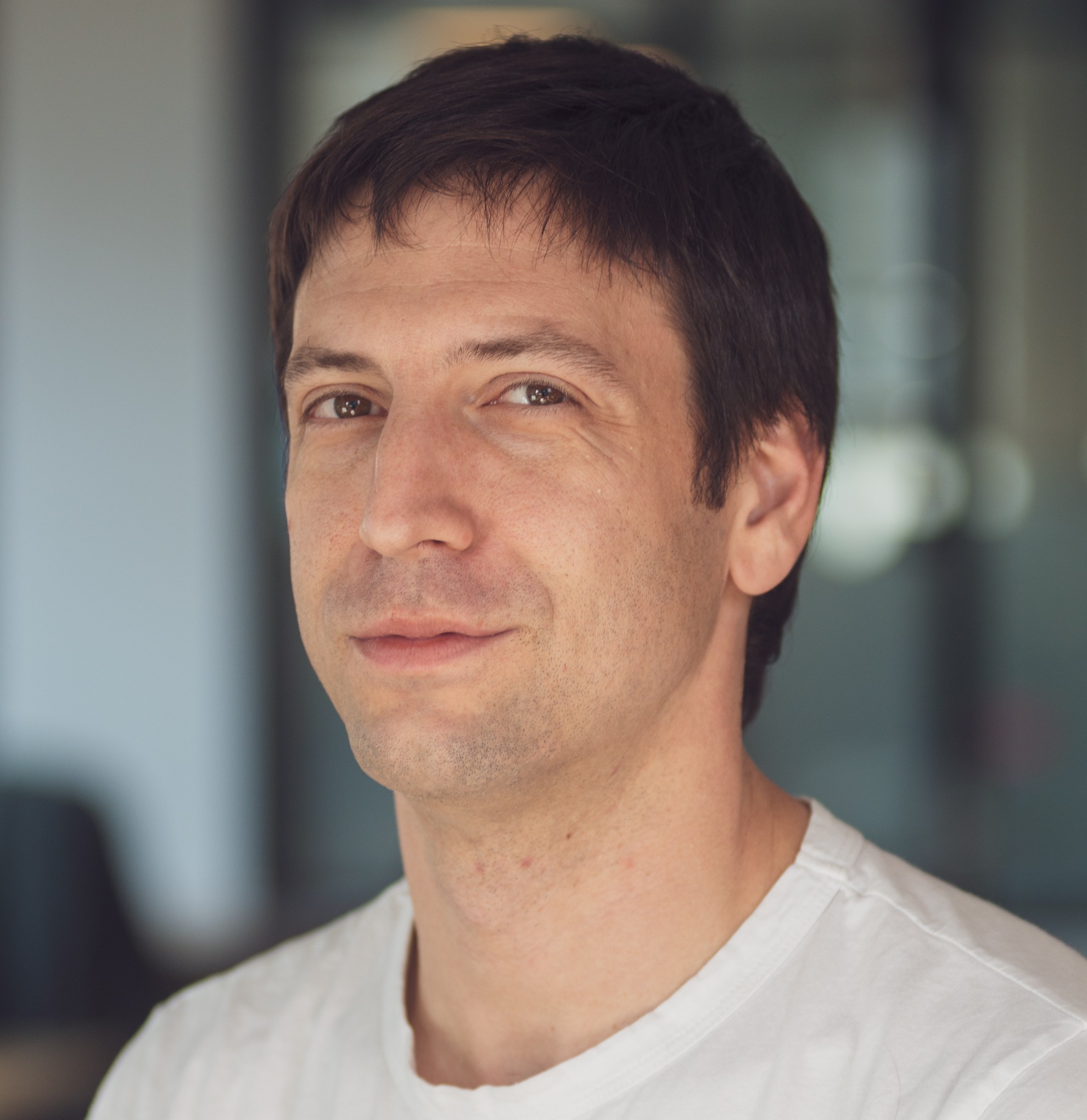 woman on focus photography