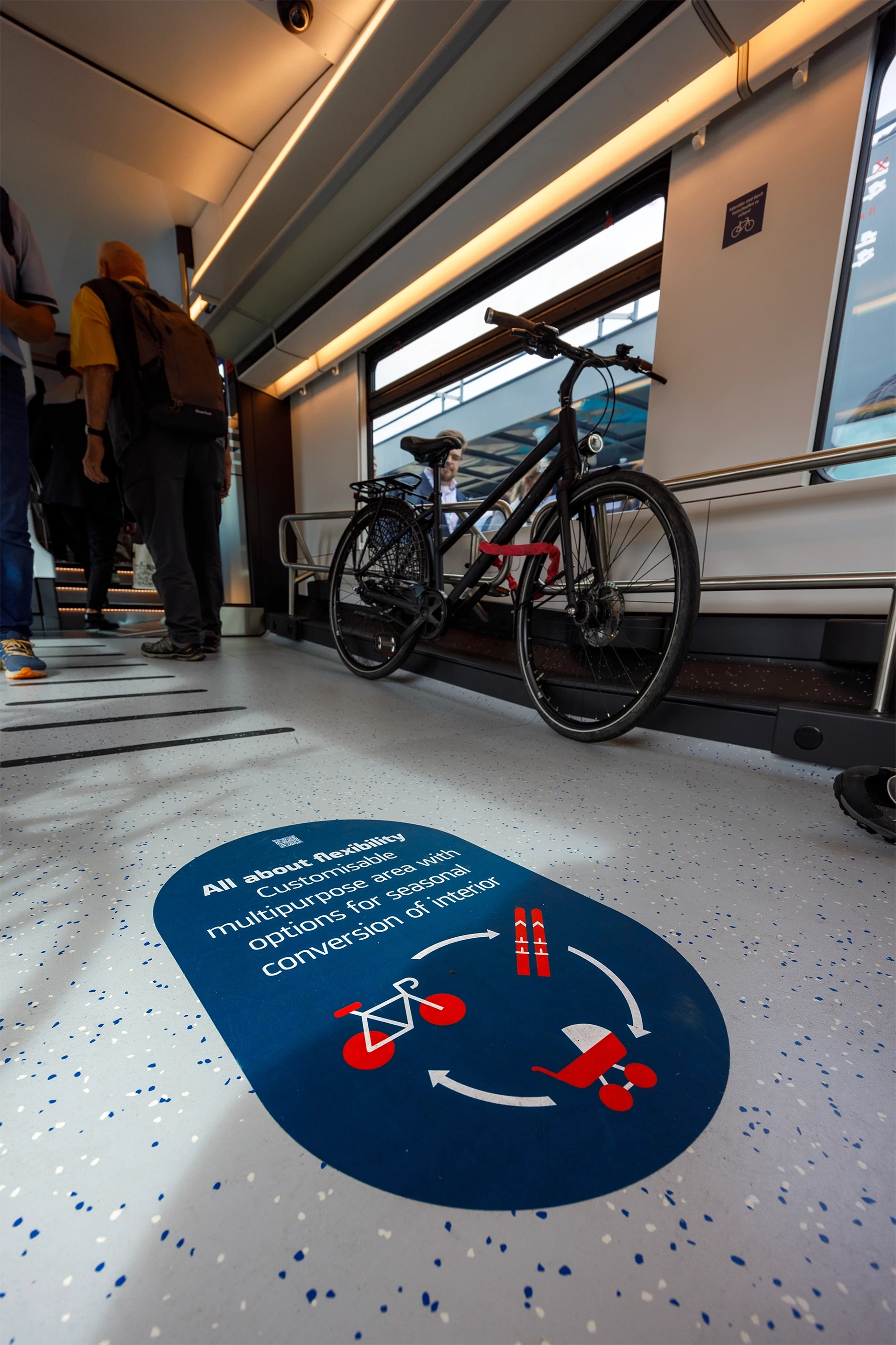 Bodenaufkleber im Innenraum eines Bahnwaggons