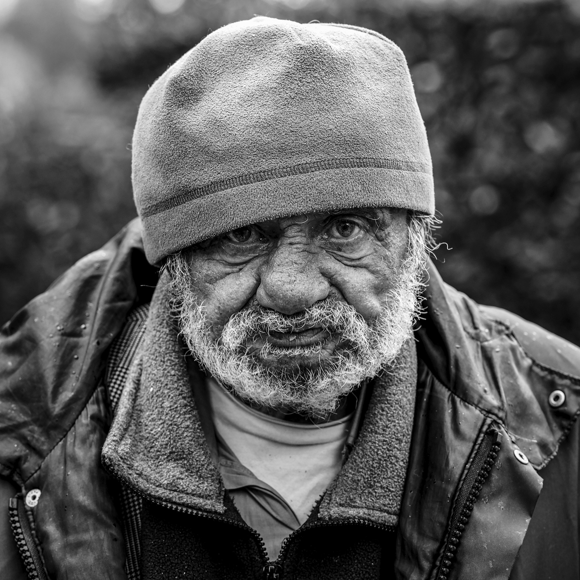 Frederic Bourcier, photographe documentaire, réalise des portraits d’un sans domicile fixe qui vient régulièrement lui rendre visite à son atelier. A travers ces photos, on peut voir les saisons , son humeur et surtout son état de fatigue.